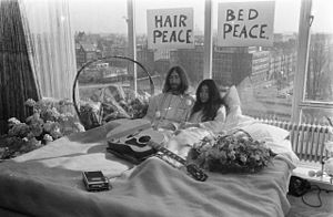 300px-Bed-In_for_Peace,_Amsterdam_1969_-_John_Lennon_&_Yoko_Ono_17