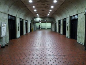 450px-Forest_Glen_station_elevator_hall,_train_level