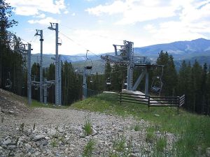 800px-45-degree_bend_in_the_Snowflake_lift_at_Breckenridge