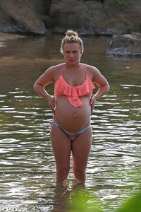 Hayden-Panettiere-Pregnant-Bikini-Pictures