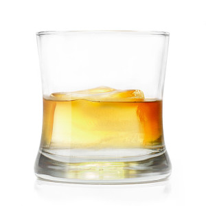 640px-A_Glass_of_Whiskey_on_the_Rocks
