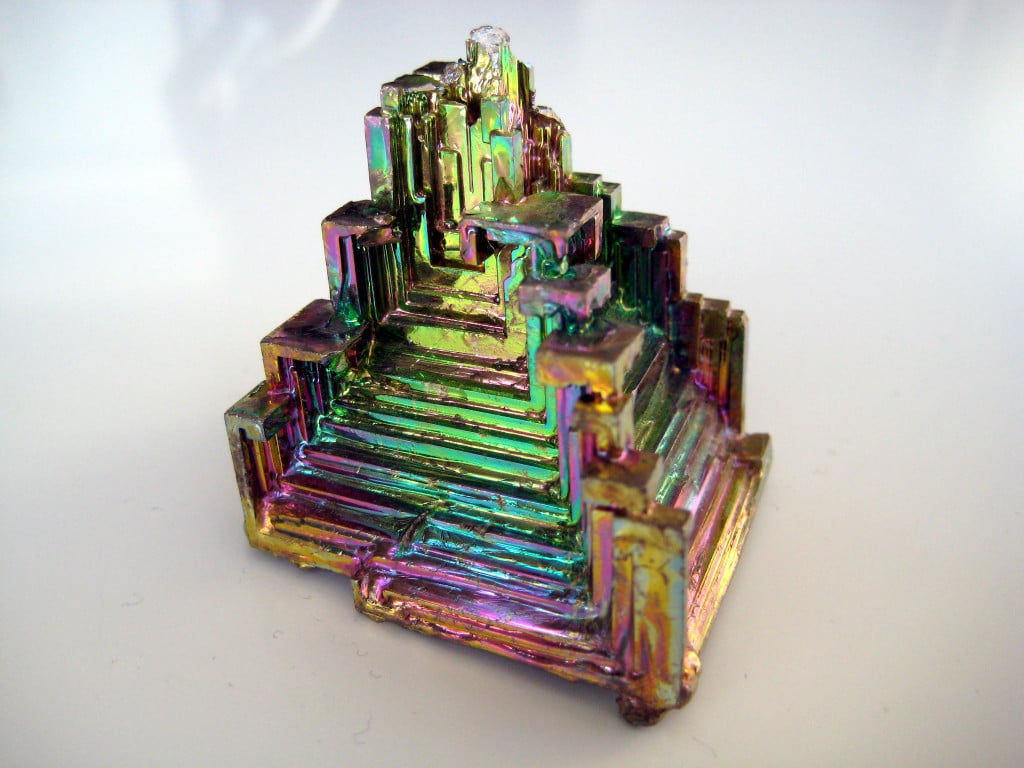 Bismuth_crystal_pyramid