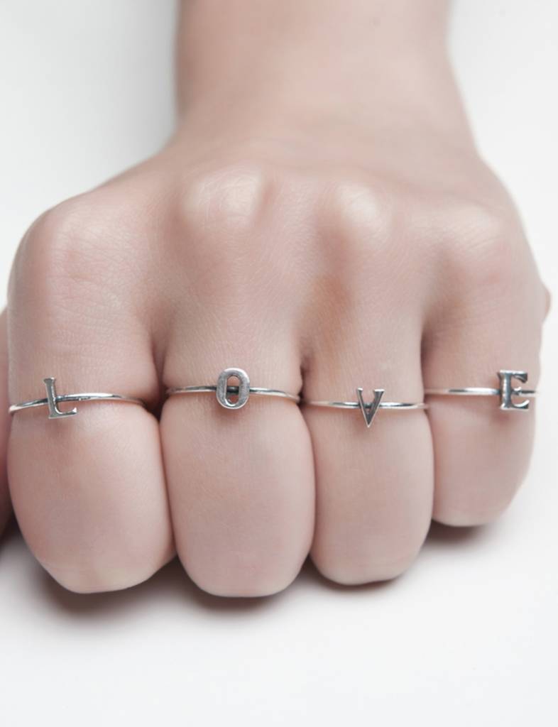 fashionology---tiny-letter-ring-love-hand_1